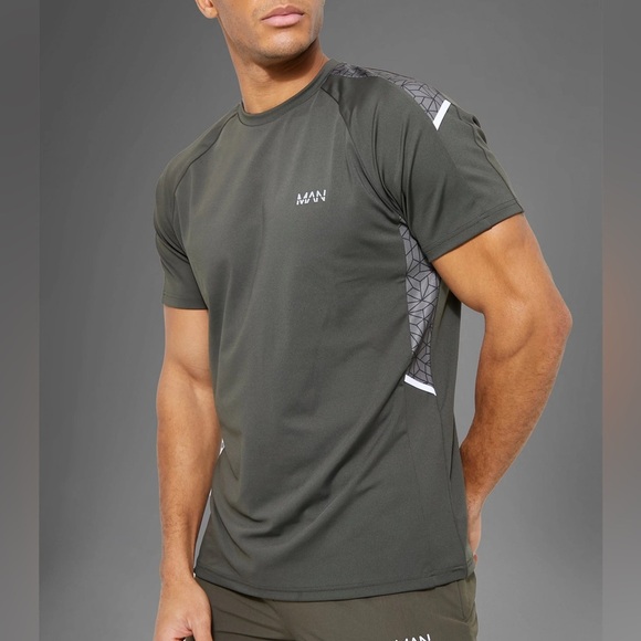 Boohooman Man Active Workout Panel Detail Regular Fit T-Shirt - Size L - Picture 1 of 4